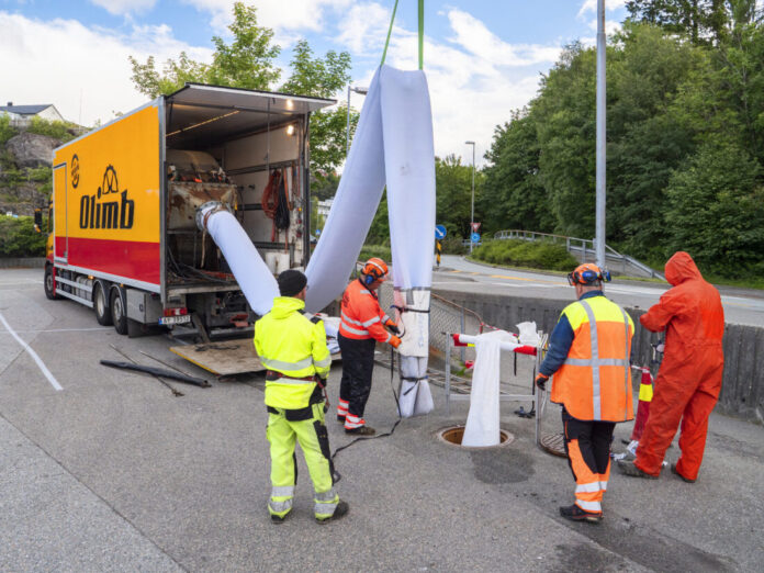 Strømperenovering av avløpsledning under parkering på Kleppestø Senter. (Foto: Olimb Rørfornying)
