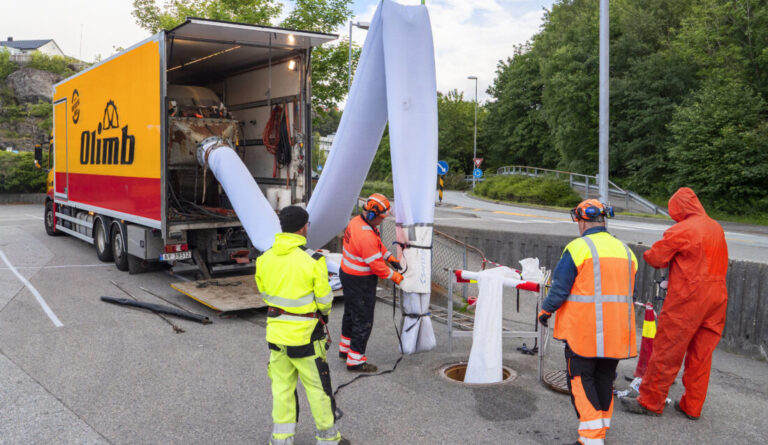 Strømperenovering av avløpsledning under parkering på Kleppestø Senter. (Foto: Olimb Rørfornying)