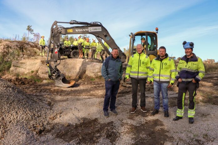 Volvo-graveren er et spleiselag mellom Tomb vgs. og MEF Østfold. Dette er den andre maskinen på skolen som MEF har bidratt til. Fra venstre: Geir-Inge Mosling