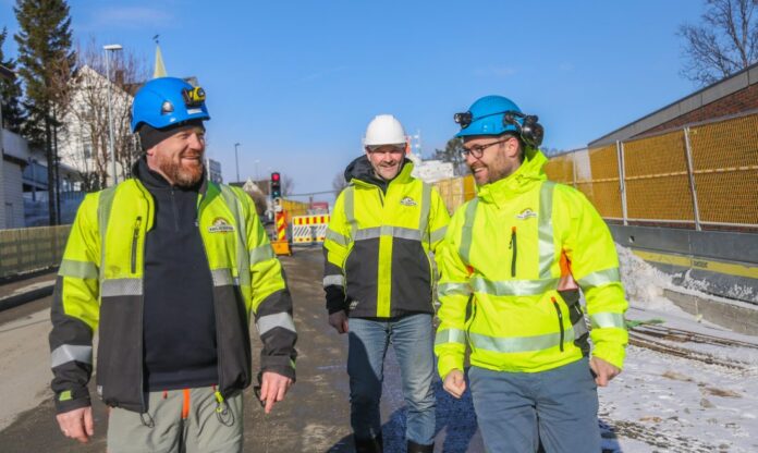 6_Gyllenborg-1 Anleggsleder Pål Robertsen (fra venstre), daglig leder Herbjørn Nilssen og prosjektleder Nicolai Kulseng-Varmedal kan være fornøyd med et godt utført prosjekt. Lokalbefolkningen i Tromsø ser garantert frem til at denne veistrekningen, som er en av de mest trafikkerte kollektivtraseene inn og ut av Tromsø sentrum, åpner til sommeren. (Foto: Runar F. Daler)