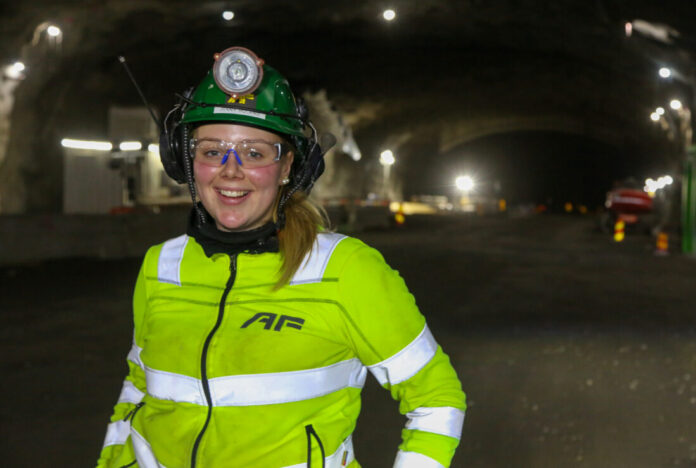 Jenny Moland stortrives på jobb i tunneldypet et par mil vest for Stockholm. – Jeg føler nesten at jeg jobber med en haug bestefedre