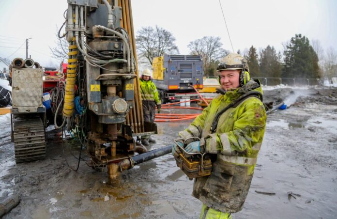 TRIVES: Susanne Marie Therkelsen stortrives som brønnborer. (Foto: Runar F. Daler)|TUNGE TAK: - Det er jo litt tungt arbeid og det blir en del løfting og sjauing