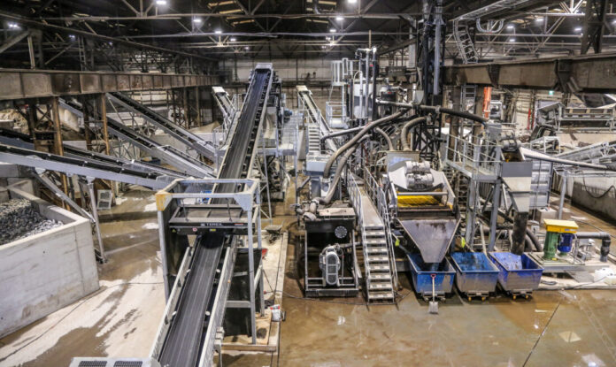 Et av verdens mest komplette anlegg for gjenvinning av forurensende gravemasser åpnet i en gammel industrihall på Laksevåg i Bergen i slutten av august. (Foto: Runar F. Daler)