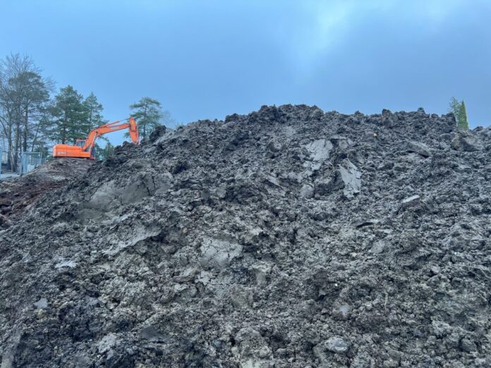 Årlig legges tusenvis av tonn med jord i deponier på grunn av uønskede fremmede arter og planteskadegjørere. (Foto: Njål Hagen)