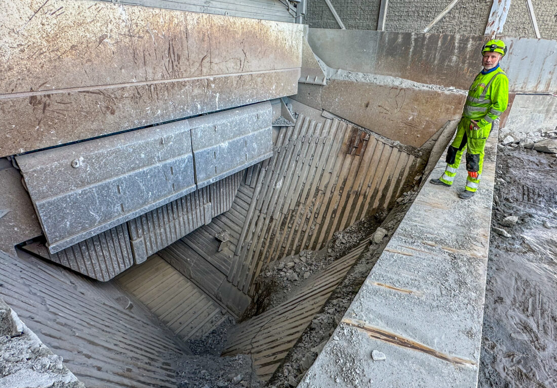 Det er store dimensjoner på utstyret hos Feiring. Sprengsteinen blir dumpet ned i denne tippetroa og fraktet videre på matebeltet ned i kjeftknuseren. Deretter går den videre til konknuseren. (Foto: Runar F. Daler)