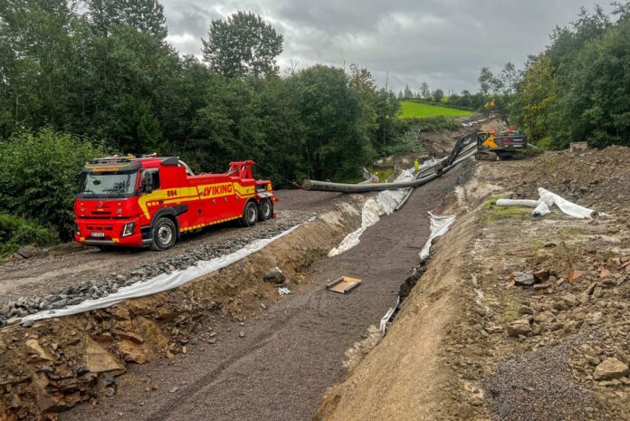 Nittedal kommune oppgraderer vann- og avløpssystemet over en strekning på vel ti kilometer. Det er blitt brukt bergningsbil flere steder for å trekke ledningene med diameter opp til 630 mm over lengre strekninger. (Foto: Magnus Solberg/AOL)|Kristian Olimb (t.v.)