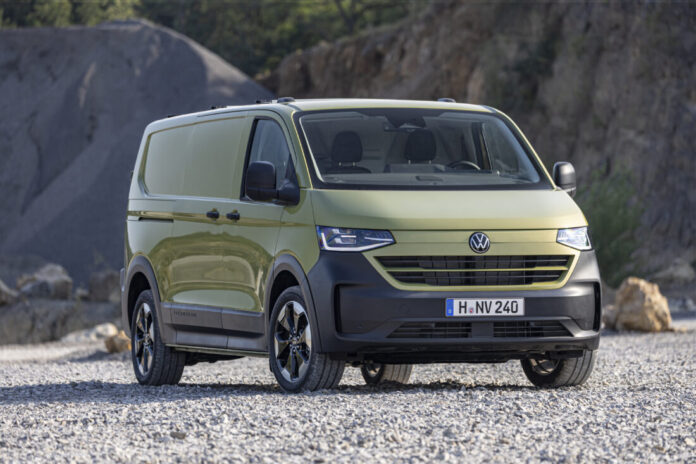 Det er åpnet for bestilling av nye Transporter og de første modellene kommer til Norge i februar neste år. (Foto: Volkswagen)|Nye Transporter vil tilbys i flere utstyrsversjoner og har startpris fra kr. 523 900