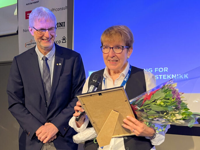 Siri Ebro Engen ble utnevnt til æresmedlem i Norsk Forening for Fjellsprengningsteknikk (NFF), og mottok hedersbeviset av Amund Bruland, styreleder i NFF. (Foto: Njål Hagen)