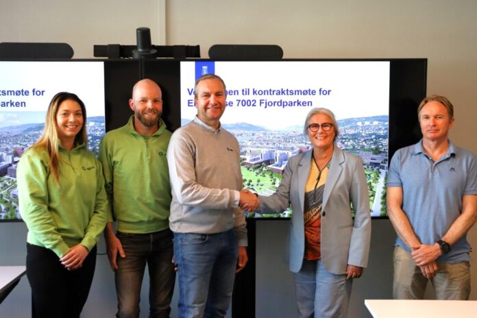 Prosjektsjef Fridtjof Myhrene i Agaia og prosjektleder Nina Nilsen Åshaug i Drammen kommune har signert kontrakten om Fjordparken i tilknytning til Nytt sykehus i Drammen (NSD). Øvrige på bildet: Fra venstre internjurist Therese Bekkevold og prosjektleder Kent Åsen