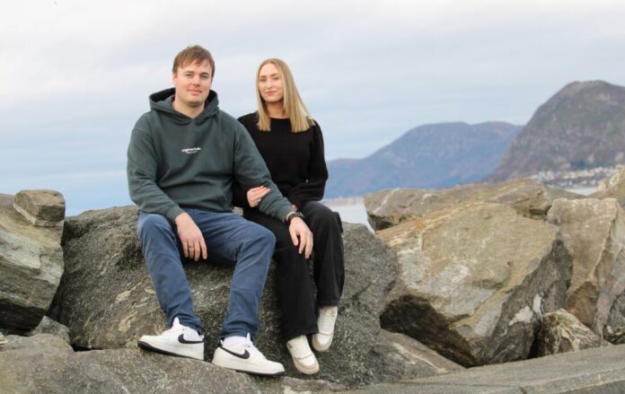 Gründerne Emilie og Jonathan Søyland Steinsvik i Steinsøy Gruppen har utviklet Anbudsportalen.no, som skal gjøre anbudsprosessene enklere. (Foto: Steinsøy Gruppen)