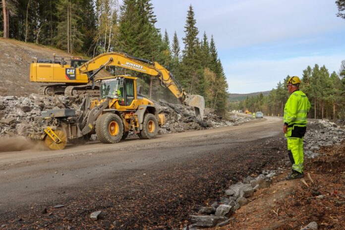 Statens vegvesen oppfordrer alle bilister til å ta hensyn når de passerer veiarbeidsområder. (Illustrasjonsfoto: Njål Hagen)|Når det er veiarbeid er farten satt ned og det kan bli litt venting. Vær tålmodig