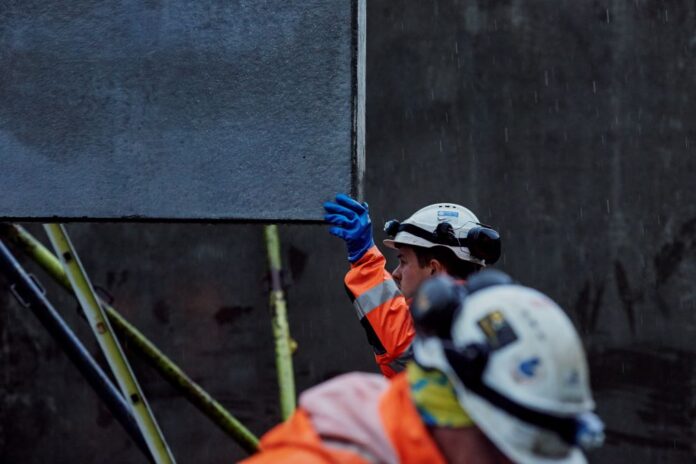 MEST UTSATT: Næringene bygge- og anleggsvirksomhet og transport og lagring hadde flest arbeidsskadedødsfall i 2023. I begge næringene omkom seks arbeidstakere på jobb. (Illustrasjonbilde: Arbeidstilsynet)