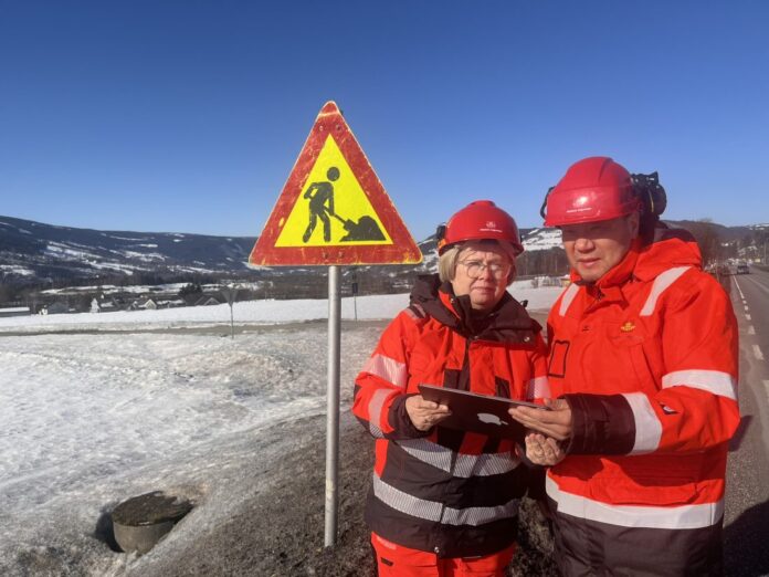 Arbeidshverdagen skal bli mer effektiv for kontrollørene Hanne Marit Amb og Yanwei Wen i Statens vegvesen. (Foto: Statens vegvesen)