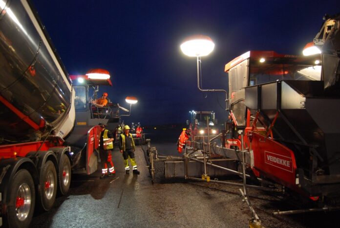 Veidekke skal legge ca. 205 000 tonn asfalt på nye E10 som bygges i Nordland og Troms. (Foto: Veidekke)