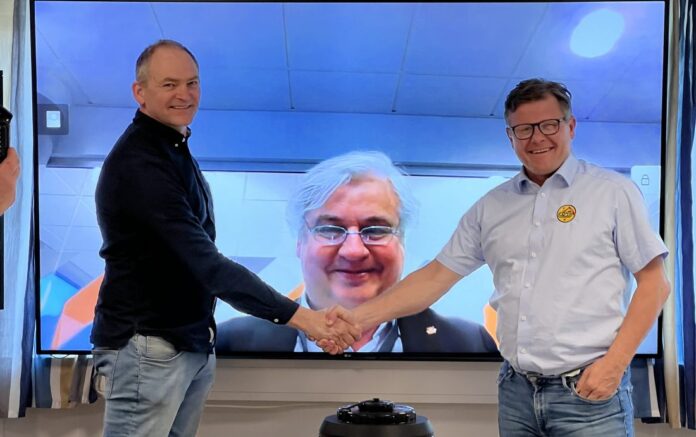 Fra venstre: Ove Nesje (prosjektdirektør SVV), Kjell Inge Davik (Utbyggingsdirektør SVV) og Geir Nesland Nilsen (daglig leder B&G). (Foto: B&G)