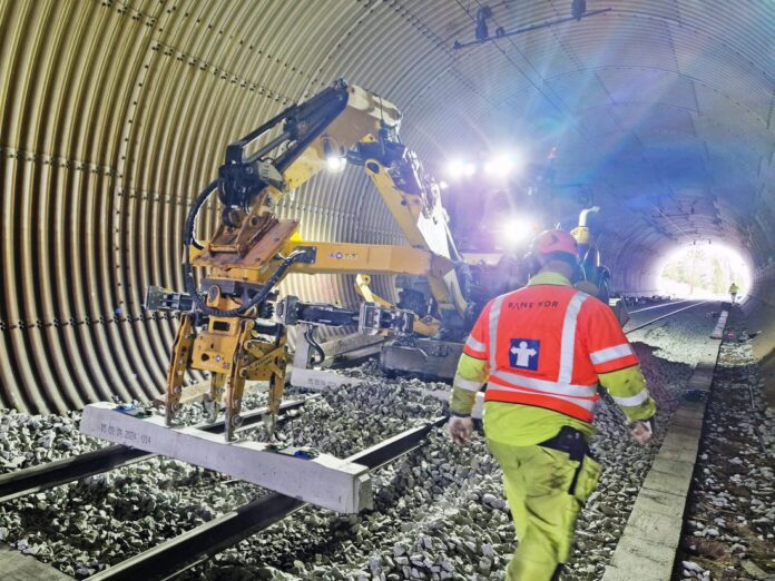 Gamle, morkne tresviller erstattes med nye betongsviller. Dette er en del av det daglige vedlikeholdsarbeidet på jernbanen. Arbeidet ble gjort i en liten tunnel på Randsfjordbanen, utenfor Hønefoss. (Foto: Bane NOR)
