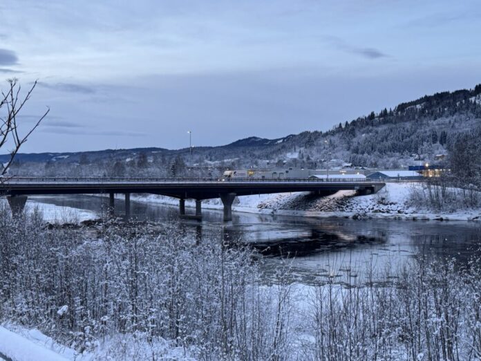 Til enhver tid gjennomføres det større og mindre vedlikeholdsarbeider for bruene i Midt-Norge. E39 Bårdshaug bru i Orkanger er en av bruene hvor det ble gjennomført en større rehabilitering i år. (Foto: Statens vegvesen)