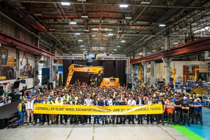 Cat-hjulgraver nr. 50 000 ble nylig overlevert til kunde under en seremoni ved Caterpillar-anlegget i Grenoble i Frankrike. (Foto: Caterpillar)|Jubileumsmaskinen er en Cat M318 Next Gen-modell. (Foto: Caterpillar)
