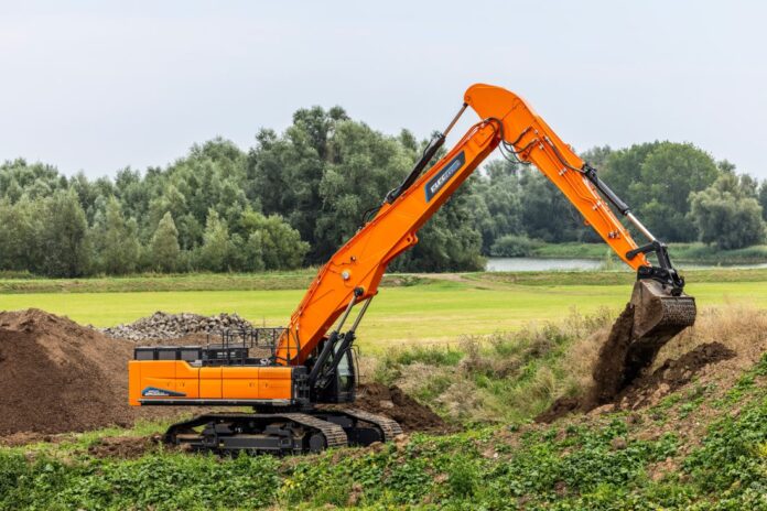 Den batterielektriske DX555 LC-7 veier 55 tonn og er basert på dieselmodellen Develon DX490 LC-7. (Foto: Staad Group)|Graveren er utstyrt med tre batterier med en totalkapasitet på 1200 kWh