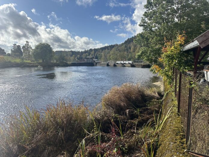 Dam Ørje skal bygges om og rehabiliteres av NCC. (Foto: NCC)|NCC skal bygge om og rehabilitere Dam Ørje for Østfold Energi AS. Prosjektleder Dagfinn Bentås (t.v.) i Østfold Energi AS og avdelingsleder Steffen Dale i NCC Infrastructure. (Foto: NCC)
