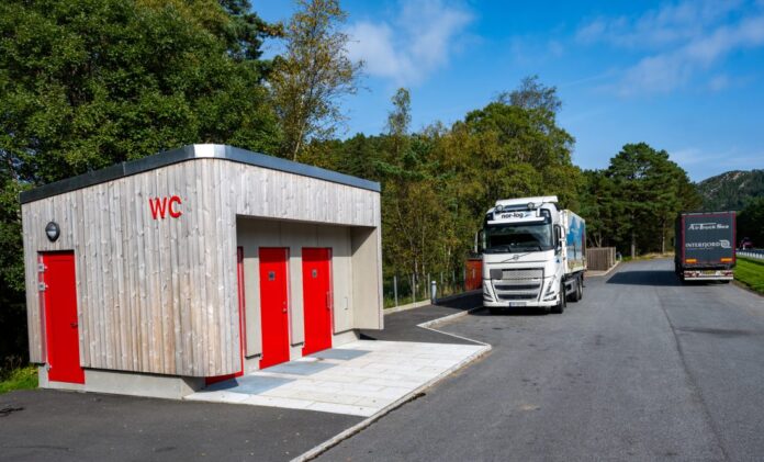Statens vegvesen skal bygge 30 nye døgnhvileplasser frem mot 2030. Bildet er fra en rasteplass ved E39 på Stord. (Foto: Statens vegvesen)