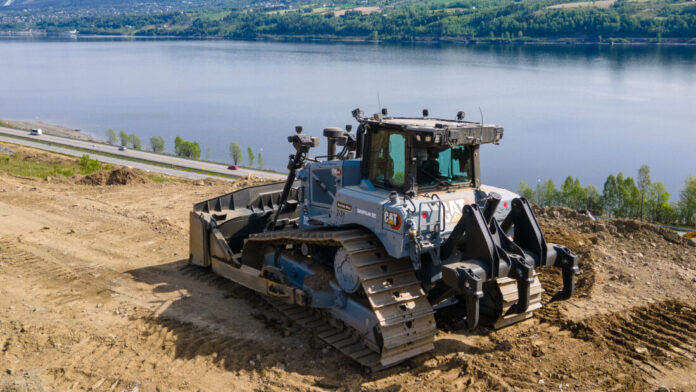 Lesja Bulldozerlag kjøpte eneste jubileumsdoser som Pon Equipment fikk tildelt for salg i Norge. (Foto: Pon Equipment)|Jubileumsdoseren brukes i forbindelse med E6-prosjektet på Vingrom