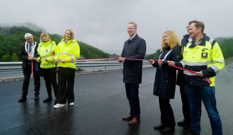 Fredag 6. juni var det duket for snorklipp på ny del av E39. Denne gangen var det parsellen gjennom Lyngdal som ble åpnet av samferdselsminister Jon-Ivar Nygård. Fra venstre: Fylkesordfører i Agder Arne Thomassen, Anette Aanesland (adm.dir. i Nye Veier), Anita Enebakk (prosjektsjef i Nye Veier), samferdselsminister Jon-Ivar Nygård, ordfører i Lyngdal Unni Nilsen Husøy, assisterende statsforvalter i Agder, Arne Berg og prosjektsjef Erik Eiane i arbeidsfellesskapet Implenia Stangeland. (Foto: Screen Story/Nye Veier)