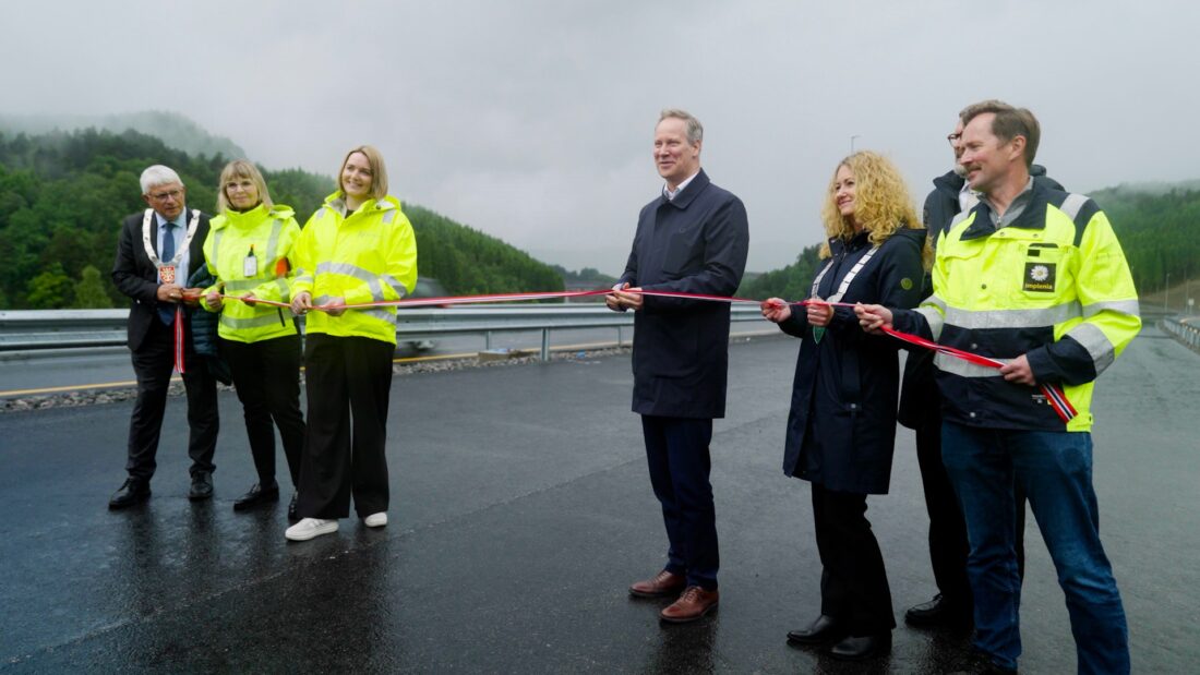 Fredag 6. juni var det duket for snorklipp på ny del av E39. Denne gangen var det parsellen gjennom Lyngdal som ble åpnet av samferdselsminister Jon-Ivar Nygård. Fra venstre: Fylkesordfører i Agder Arne Thomassen, Anette Aanesland (adm.dir. i Nye Veier), Anita Enebakk (prosjektsjef i Nye Veier), samferdselsminister Jon-Ivar Nygård, ordfører i Lyngdal Unni Nilsen Husøy, assisterende statsforvalter i Agder, Arne Berg og prosjektsjef Erik Eiane i arbeidsfellesskapet Implenia Stangeland. (Foto: Screen Story/Nye Veier)