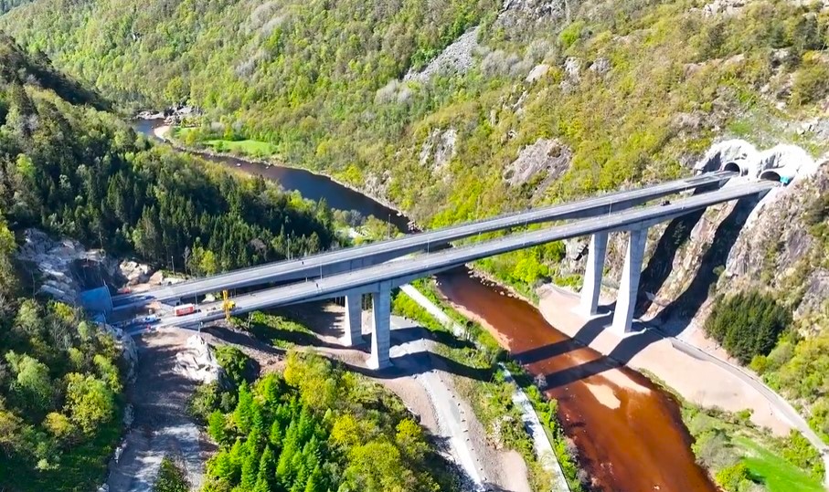 Kvellandsbrua er 305 meter lang og den høyeste i Agder med sine 70 meter over elva Lygna. Bildet er fra mai i år. (Foto: Nye Veier)