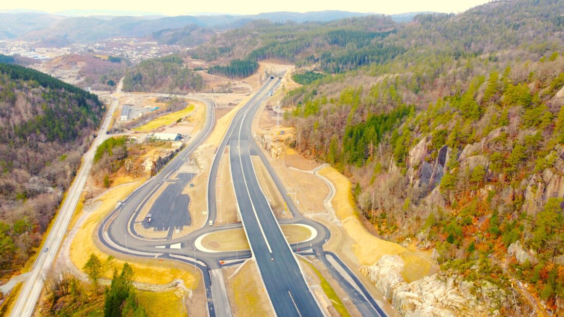 Mandag 2. juni kan veifarende ta i bruk nesten ti kilometer med ny E39 gjennom Lyngdal. Oversiktsbilde fra Herdal. (Foto: Nils Bernt Rinde/Nye Veier)