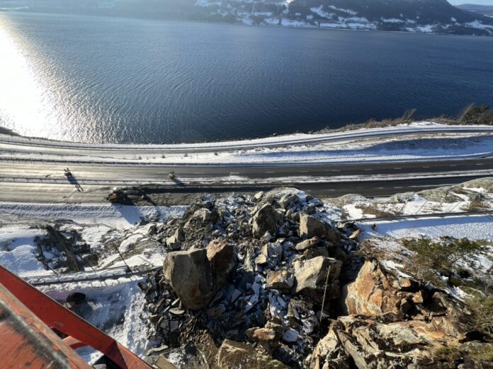 Mer stein må ryddes før E6 ved Morskogen kan åpnes. Bildet er tatt før sprengningen mandag. (Foto: Statens vegvesen)