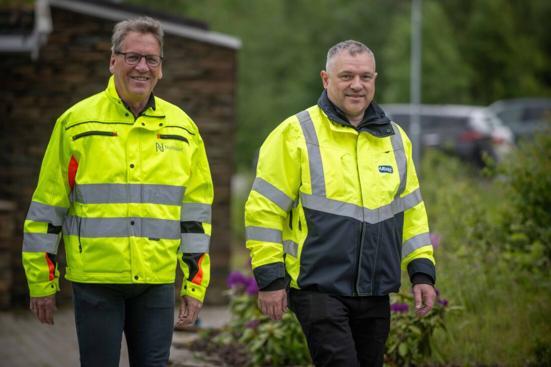 – Nå gjenstår det å bygge veien, sier en smilende Magne Ramlo, som er prosjektsjef E6 Ranheim-Værnes i Nye Veier AS. Her sammen med Jan-Eirik Nilsskog som er prosjektleder for E6 Ranheim-Sveberg i Hæhre Entreprenør AS. (Foto: Tor Kleiven/Hæhre Entreprenør)