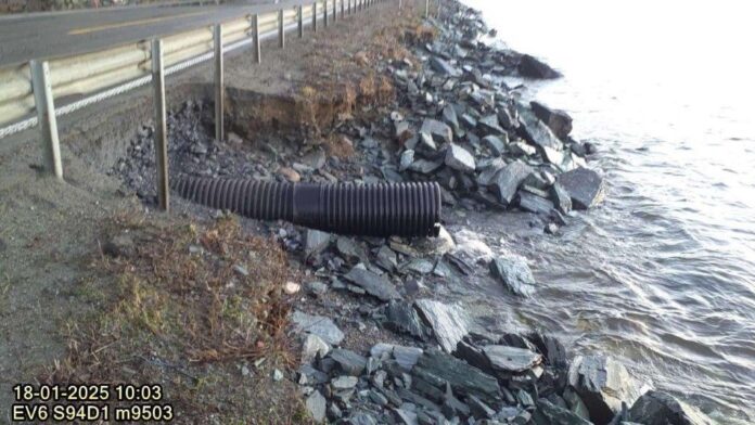 Deler av veiskråningen ble vasket under stormen i januar. Nå starter Veidekke reparasjonen av E6-strekningen. (Foto: Statens vegvesen)|Kart som viser omkjøringen. (Illustrasjon: Statens vegvesen)
