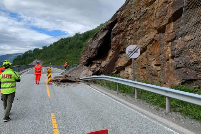 E6 i Sørfold skal ryddes og fjellsiden sikres midlertidig. (Foto: Kristian Riddervold Andreassen, Statens vegvesen)