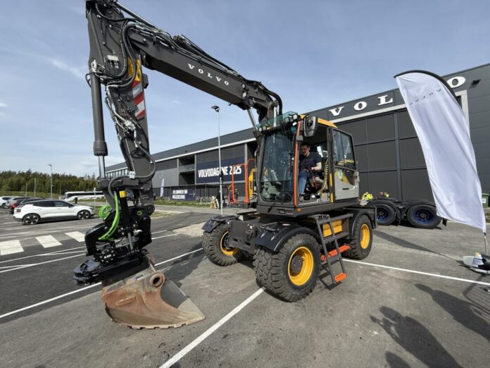 Verdenslansering: Volvo EWR150 hadde første offisielle visning under Volvodagene ved Volvo Maskins nye hovedkontor i Drøbak denne uken. (Foto: Njål Hagen)|Produktsjef Frode Andersen demonstrerer den elektrisk nedfellbare stigen som gjør det enklere å klatre inn og ut av maskinen. (Foto: Njål Hagen)|EWR150 i F-serien har helt ny ramme