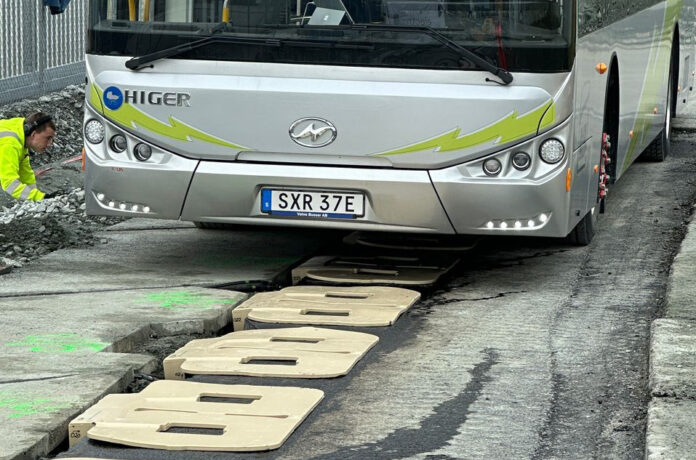 Mesta har bygget elektrisk vei i Trøndelag. Ladeplatene er bygget inn i veibanen og lader de elektriske bussene under kjøring. (Foto: Mesta)|Anette Sørstrand