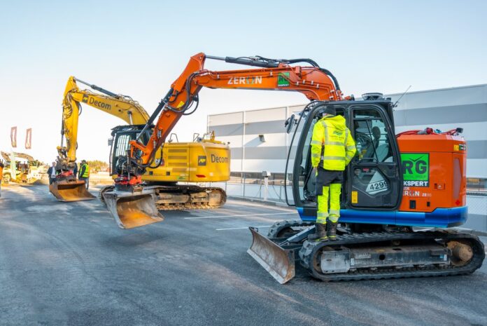 Stadig flere aktører tar i bruk elektriske gravemaskiner. (Foto: Enova/Håkon Bjørngård)|Marie Tranaas Skjærvik. leder for landtransport i Enova. (Foto: Enova)