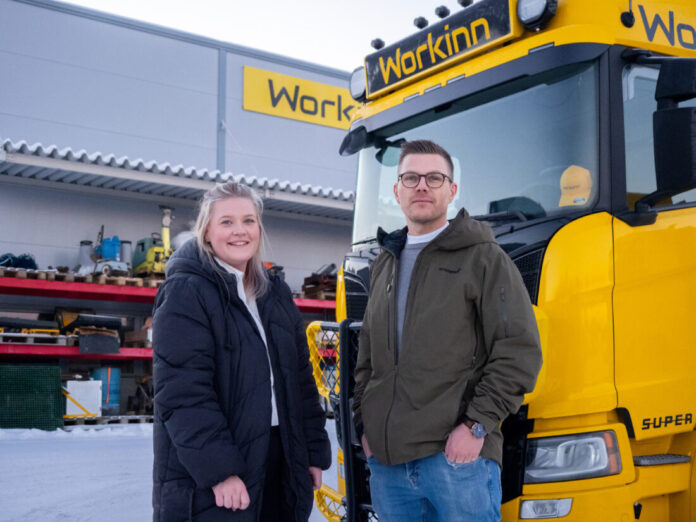 Andrine Sem Rørnes og Erlend Workinn foran den siste trekkvognen selskapet har investert i. En Scania R770 med med tandem som i hovedsak brukes til maskinflytting og tippsemikjøring. Det er viktig å ha en moderne maskinpark i følge disse to.