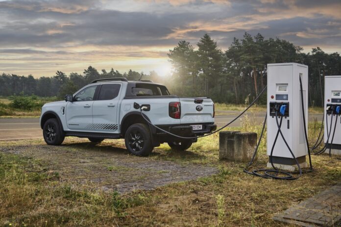 Ranger hybrid skal kunne kjøres ca. 45 km på kun strøm. (Foto: Ford)|Ford Ranger som ladbar hybrid har høyere dreiemoment enn noen serieprodusert Ranger. (Foto: Ford)