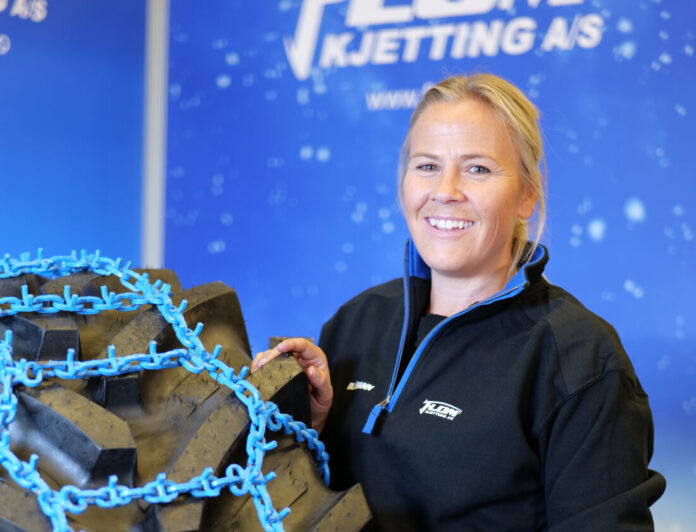Flom Kjetting er tildelt retten til å bruke opphavsmerket Made in Norway. Daglig leder Ingunn L. Flom med kjettingen Blåmann U-brodd. (Foto: Flom Kjetting)