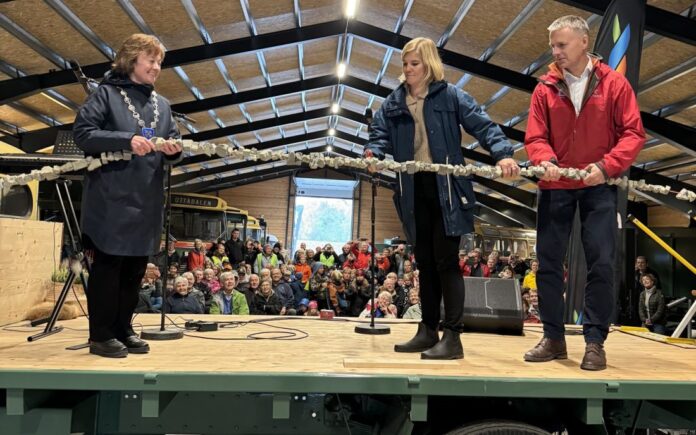 Ordfører Edel Kveen, statssekretær Elisabeth Sæther og Vassdrags- og energidirektør, Kjetil Lund åpnet anlegget ved å klippe en lenke av Glasopor. (Foto: NVE)