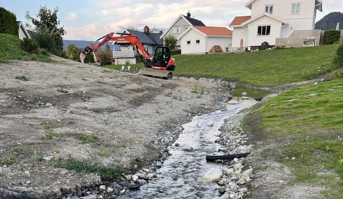 I Drammen kommune har NVE gjort ferdig et sikringstiltak langs Vika kvikkleiresone. Dette er en del av en omfattende flomsikring av Mjøndalen sentrum. (Foto: NVE)