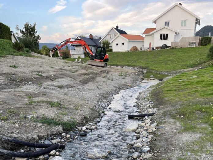 I Drammen kommune har NVE gjort ferdig et sikringstiltak langs Vika kvikkleiresone. Dette er en del av en omfattende flomsikring av Mjøndalen sentrum. (Foto: NVE)