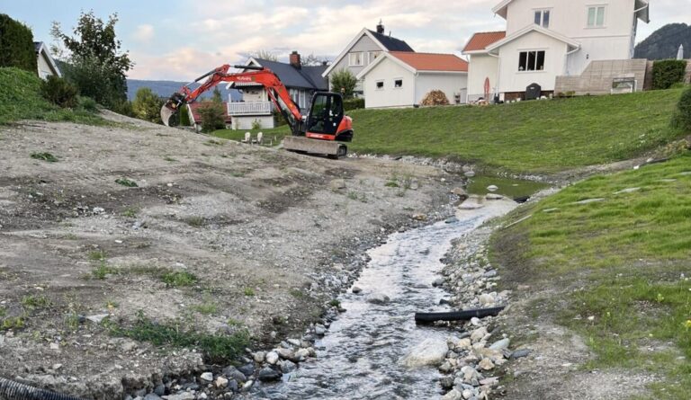 I Drammen kommune har NVE gjort ferdig et sikringstiltak langs Vika kvikkleiresone. Dette er en del av en omfattende flomsikring av Mjøndalen sentrum. (Foto: NVE)