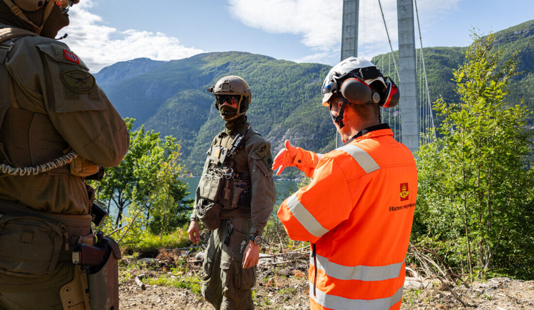 Forsvaret og Veivesenet har øvd på å sikre kritiske veianlegg, som broer og tunneler. (Foto: Vanessa Hiland, Forsvaret)