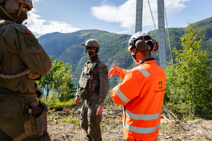 Forsvaret og Veivesenet har øvd på å sikre kritiske veianlegg