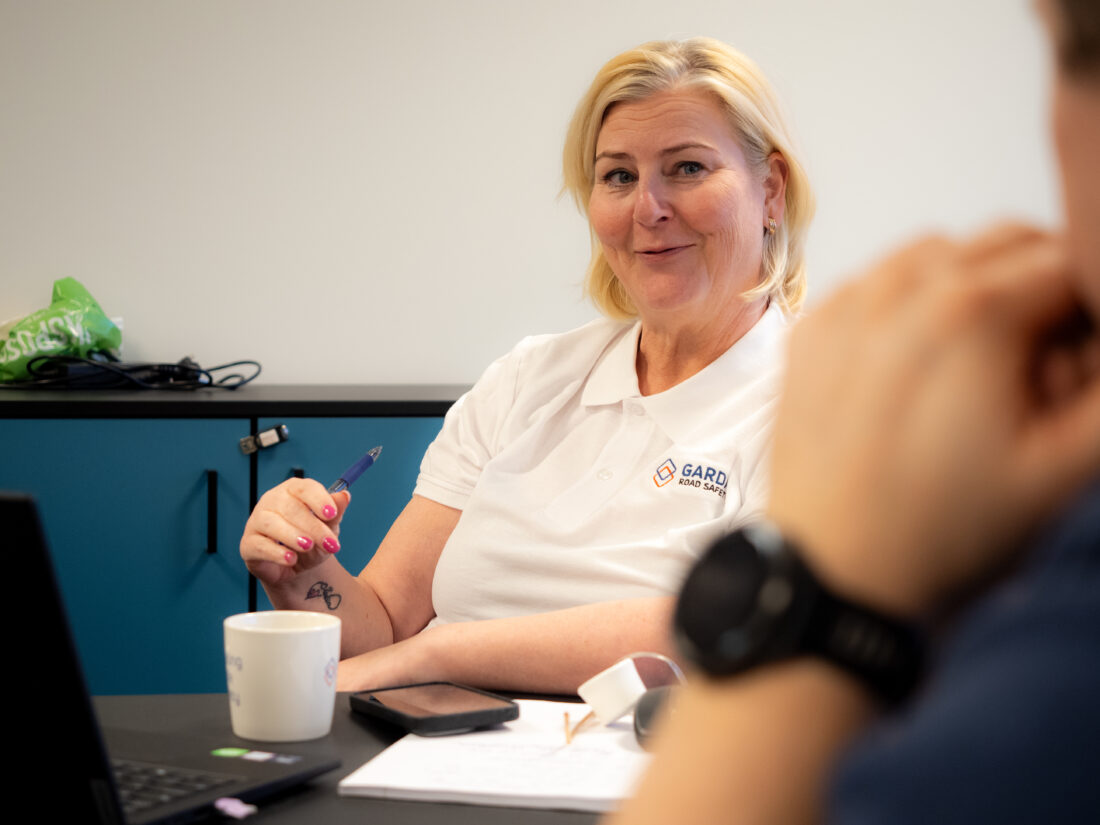 Iren Torgersbråten har brukt SmartDok i mange år, og er spesielt glad for at SmartDok er brukervennlig. Med SmartDok får Garda Road Safety bedre oversikt og kontroll, fra HMS-dokumentasjon til timeføring.