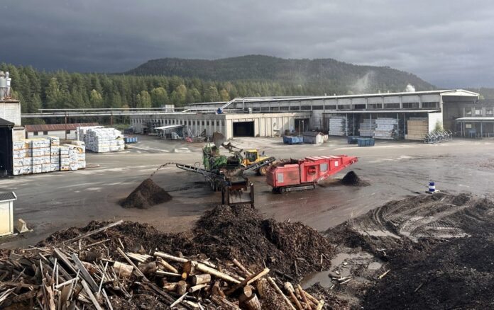 En mobil sorteringslinje for vrakbark i drift ved Moelven Numedal AS. (Foto: Geminor)|Fra en nylig inspeksjon av den mobile sorteringslinjen for vrakbark på Begna Bruk AS: Fra venstre: Sjur Buraas