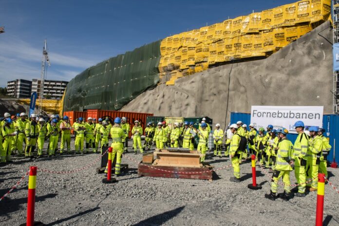 Grunnsteinmarkering-for-Fornebu-stasjon-og-base-150524-NIC_7455 Representanter fra Oslo kommune, Akershus fylkeskommune, Bærum kommune og entreprenør HAB Dragados ANS ved grunnsteinsmarkeringen. (Foto: Fornebubanen/Nicolas Tourrenc)