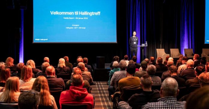 Sverre Tragethon ønsket velkommen til et Hallingtreff større enn noen gang. (Foto: Jørn Søderholm)|Sverre Tragethon